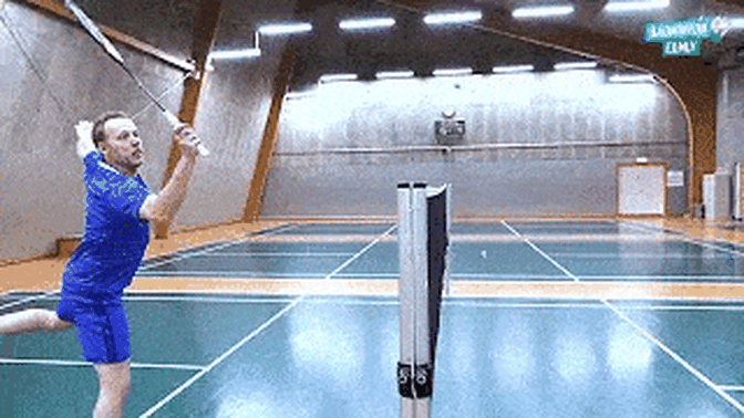 Net Kill, um dos golpes do badminton