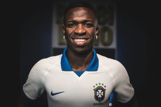 Camisa branca da Sele&ccedil;&atilde;o Brasileira apresentada por Vin&iacute;cius J&uacute;nior