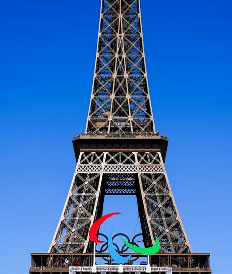 Torre Eiffel s&iacute;mbolos paral&iacute;mpico e ol&iacute;mpico