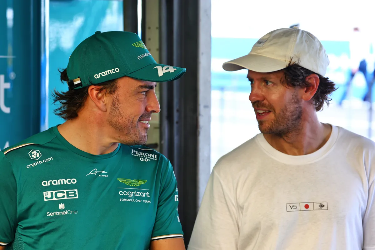 (Da esquerda para a direita): Fernando Alonso com Sebastian Vettel em 2023 (Iconsport)
