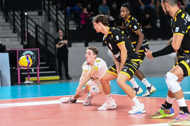 Saque no v&ocirc;lei