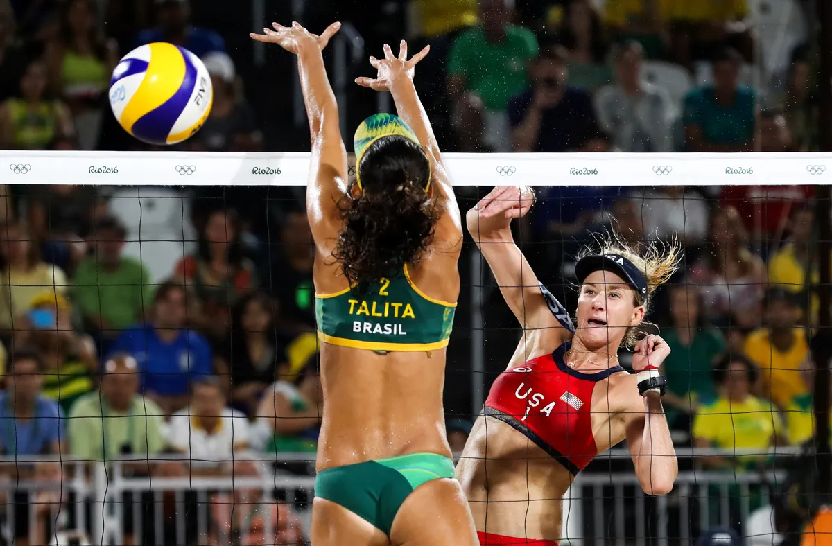 A norte-americana Kerri Walsh contra a brasileira Talita Rocha durante a disputa pela medalha de bronze feminina na Arena de V&ocirc;lei de Praia, no d&eacute;cimo segundo dia dos Jogos Ol&iacute;mpicos do Rio 2016 (Iconsport)