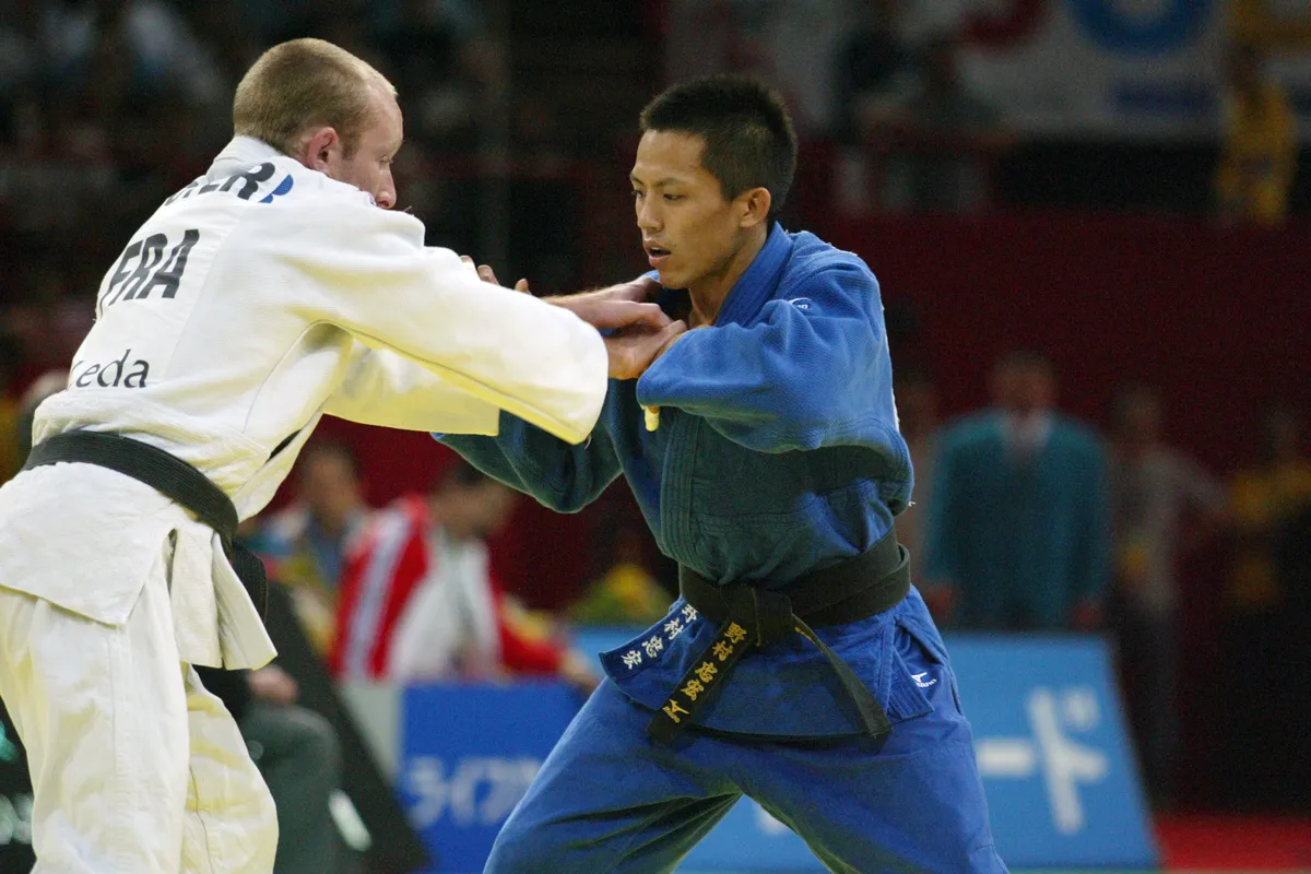 Tadahiro Nomura (azul) durante o Campeonato Mundial por Equipes (Iconsport)