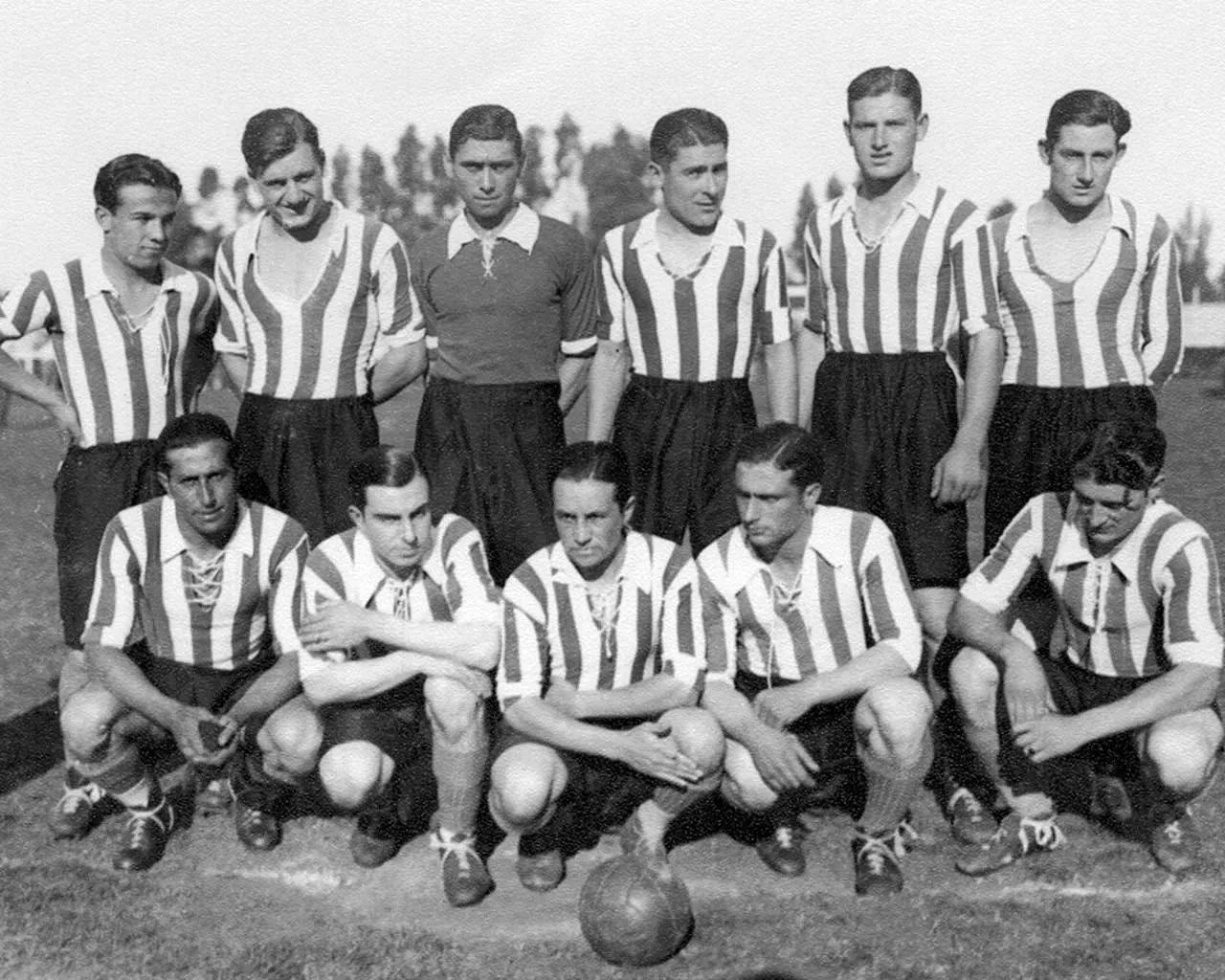 Fangio como ala direito no Clube Rivadavia em 1928. Fonte: Reprodução do site fotos viejas mar de plata