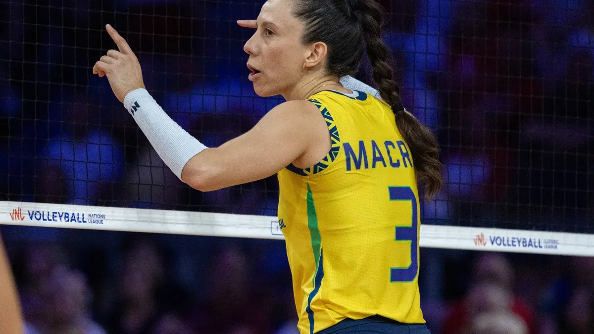 Macris, gr&aacute;vida, volta &agrave; quadra e ganha o Mineiro pelo Praia Clube