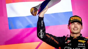 Tricampeão da Fórmula 1 leva vida milionária ao lado de brasileira; veja os itens de luxo