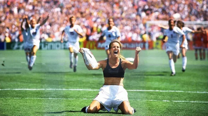 Brandi Chastain, dos Estados Unidos, em comemora&ccedil;&atilde;o marcante na hist&oacute;ria da Copa do Mundo de futebol feminino