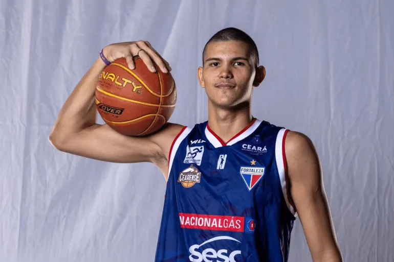 Conheça o garoto que trocou futebol por basquete e estreou no NBB