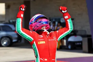 Piloto da Ferrari celebra título de Marta García na F1 Academy