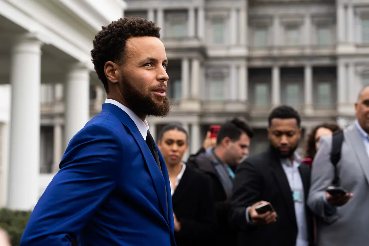 Stephen Curry ([auto_last_update format="Y" before=""]): história, títulos, salário e recordes na NBA