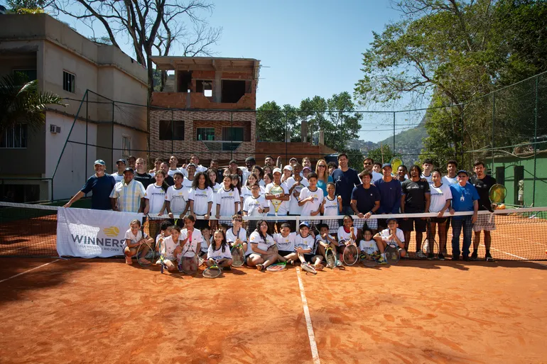 Rio Open contribui para reforma da quadra de tênis e sonhos dos jovens na Rocinha