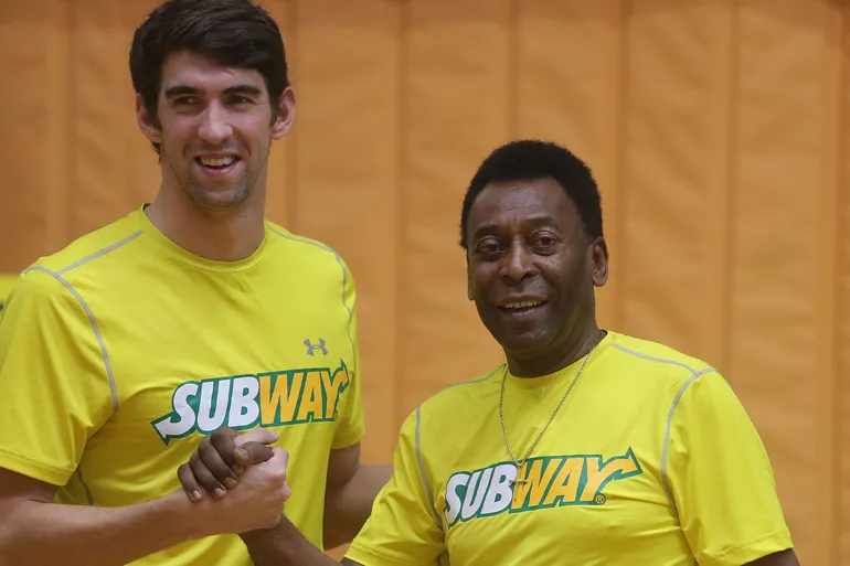 O dia em que Michael Phelps encontrou Pelé e se arriscou no futebol