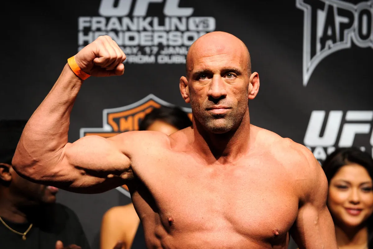 Mark Coleman pesando antes do UFC 93 (Iconsport)