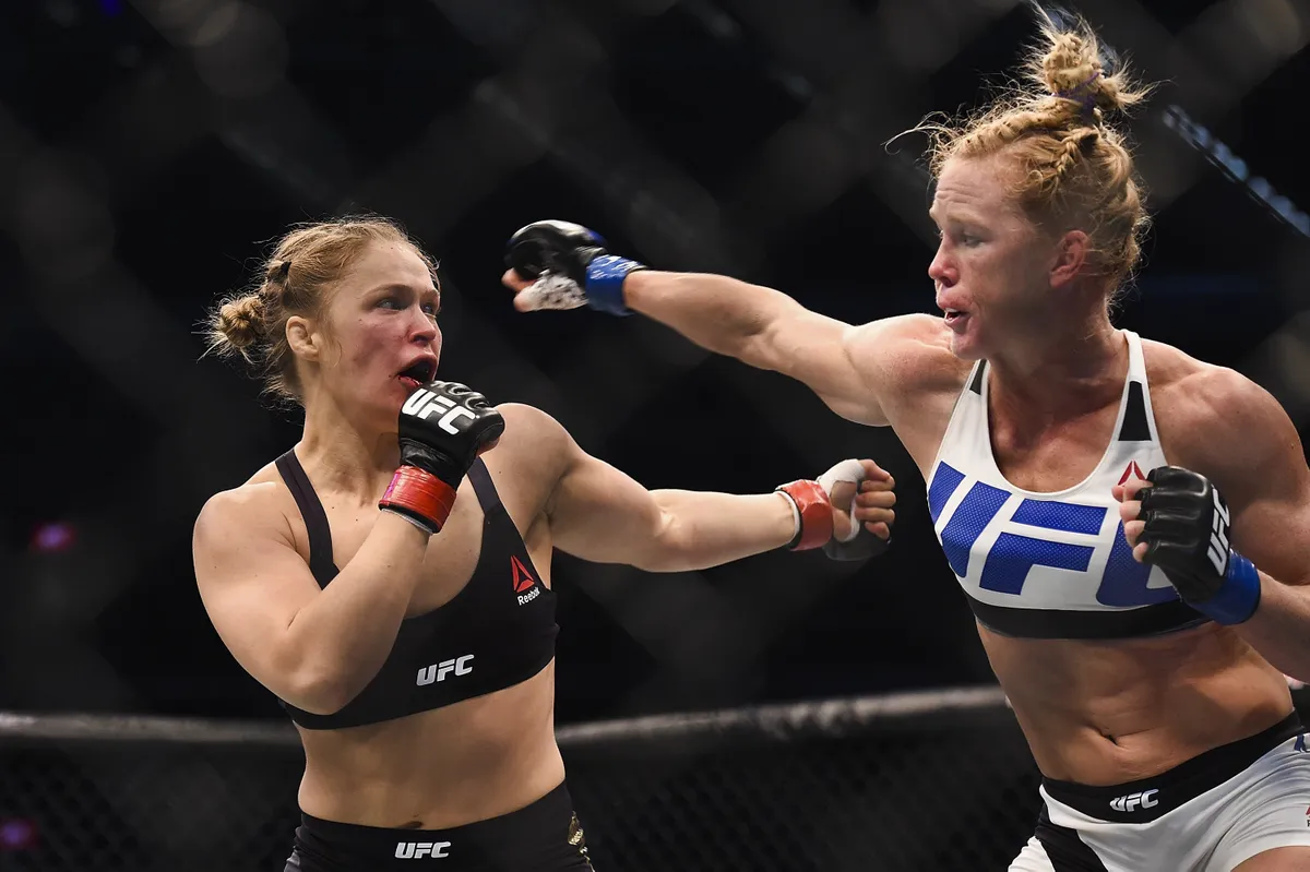 Ronda Rousey (luvas vermelhas) contra Holly Holm durante o UFC 193 (Iconsport)
