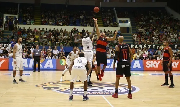 Início de jogo de basquete