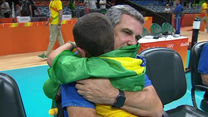 José Roberto Guimarães e neto após derrota do vôlei feminino na Olimpíada do Rio