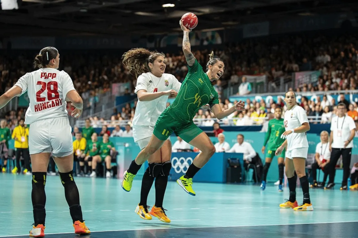 Pivô do handebol joga infiltrado entre os defensores do adversário