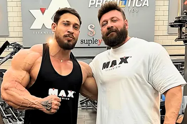 Quem é Fabrício Pacholok: o estrategista por trás dos títulos de Ramon Dino e Derek Lunsford no Mr. Olympia 2025?