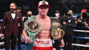 Campeão mundial de boxe recebe proposta surpreendente de youtuber