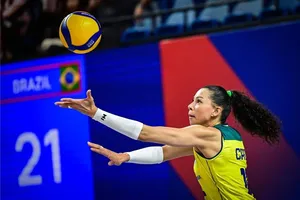 Carolana posta declaração emocionante para jogadora cortada da Seleção Brasileira