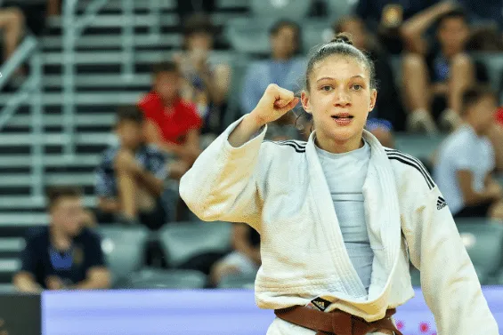 Com apenas 15 anos, Clarice Ribeiro &eacute; campe&atilde; Mundial de Jud&ocirc; sub-18