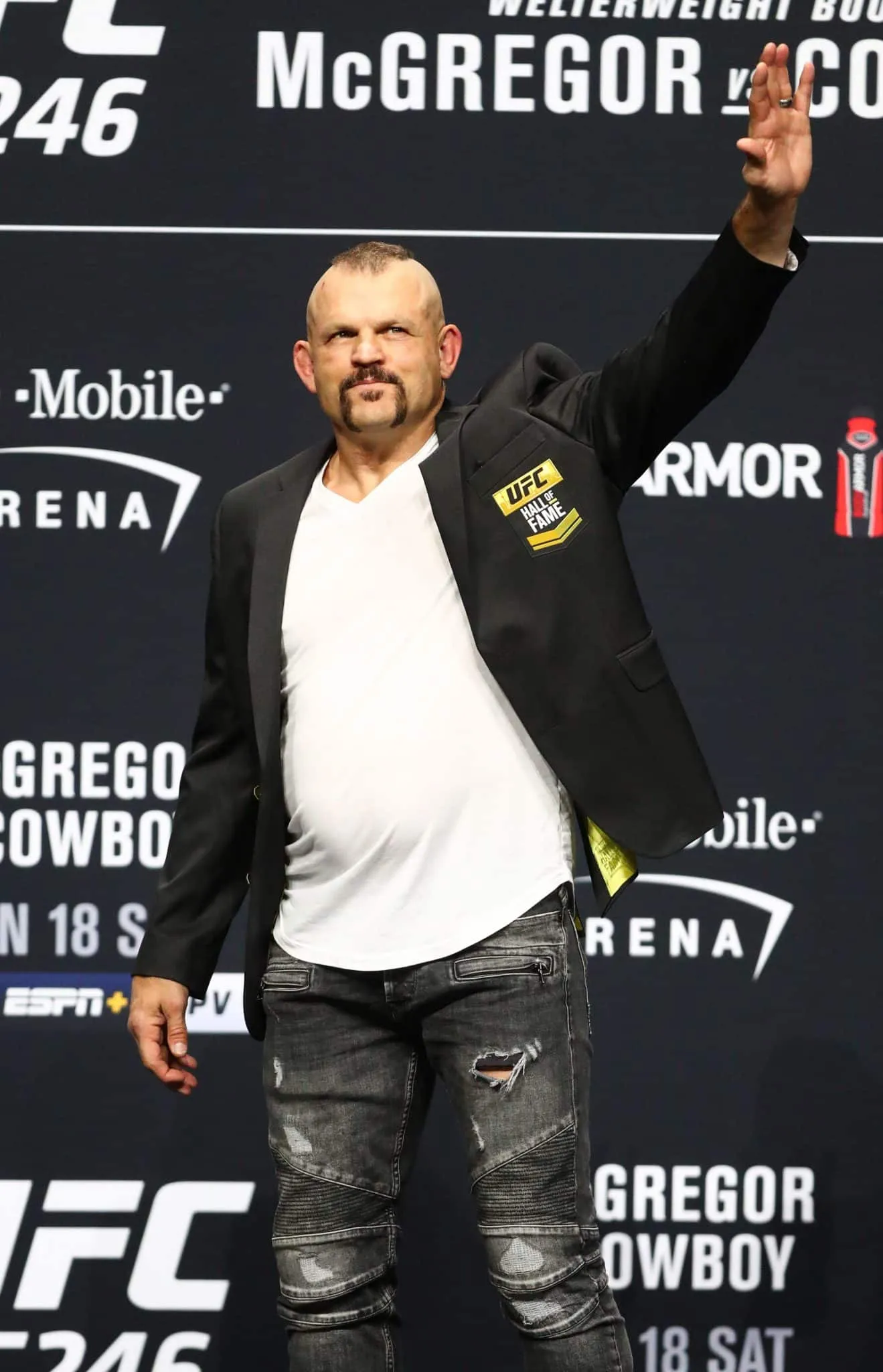 Chuck Liddell recebendo sua jaqueta do hall da fama na pesagem do UFC 246 (Iconsport)