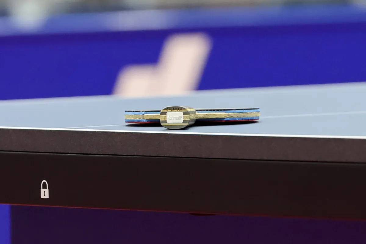 Uma raquete de t&ecirc;nis de mesa sobre a mesa durante a Bundesliga (Iconsport)