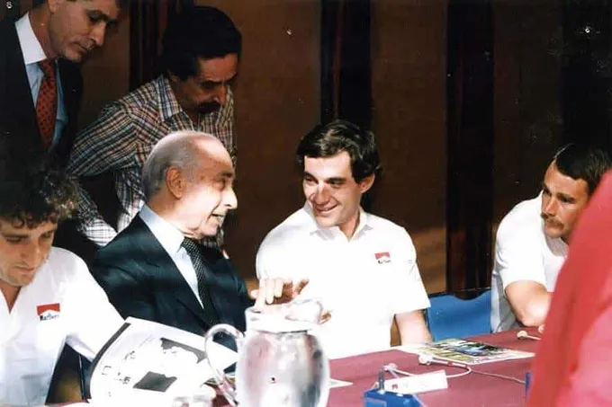 “Todos os anos alguém se consagra campeão do mundo. Mas é circunstancial. O verdadeiro campeão do mundo é um só. É Juan Manuel Fangio” – Ayrton Senna (1993) - Foto: Reprodução/Museu Fangio