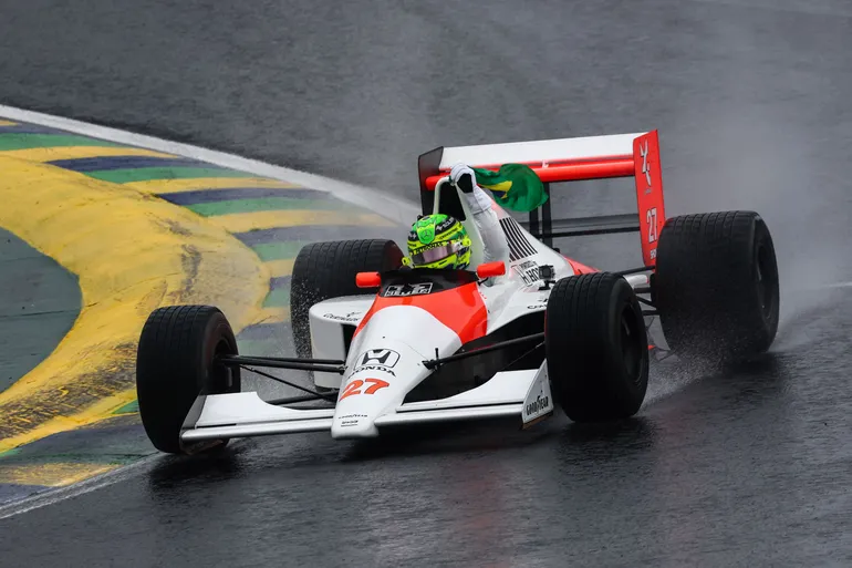 Lewis Hamilton d&aacute; declara&ccedil;&atilde;o emocionante &agrave; Mariana Becker ap&oacute;s guiar carro de Senna