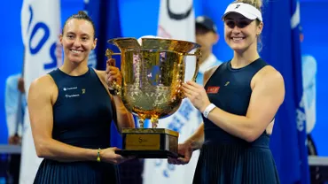 Luisa Stefani e Dabrowski vencem a 11&ordf; seguida e v&atilde;o &agrave; final do WTA 1000 de Wuhan