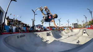 Pedro Barros destrói e lidera brasileiros no Mundial de Skate