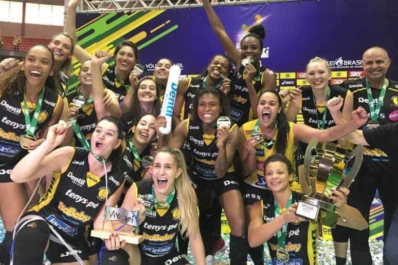 Fernanda Garay campeã da Superliga Feminina pelo Praia