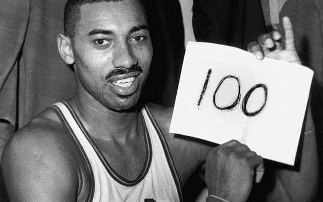 Wilt Chamberlain marcou 100 pontos em um jogo da NBA