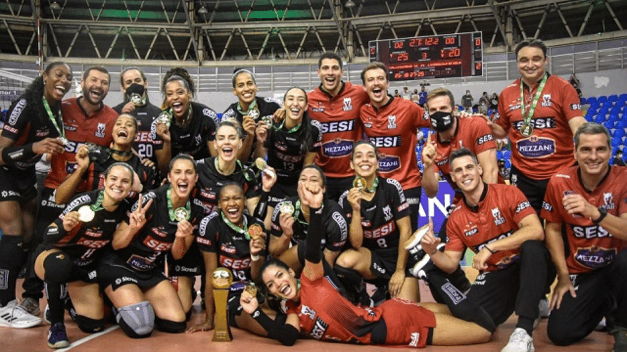 Foto: divulgação/Sávio Pereira/Inovafoto/CBV — Sesi Vôlei Bauru campeão da Copa Brasil 2022