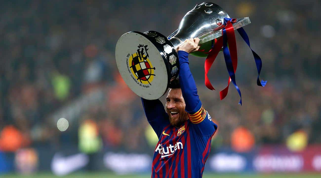 Lionel Messi comemora o décimo título espanhol da carreira