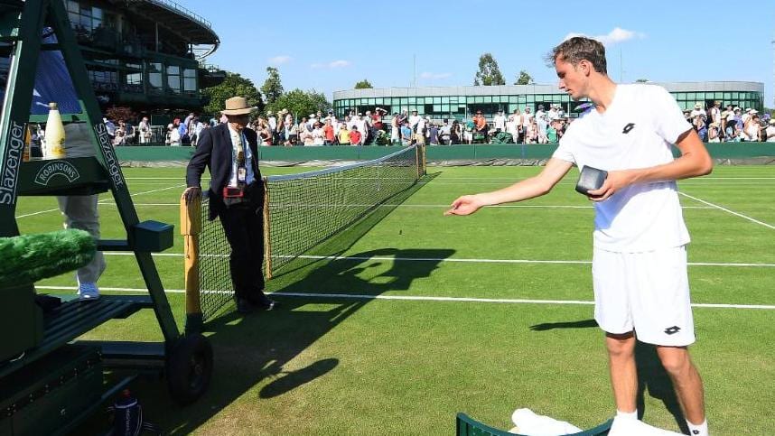 Daniil Medvedev arremessa moedas para árbitra portuguesa