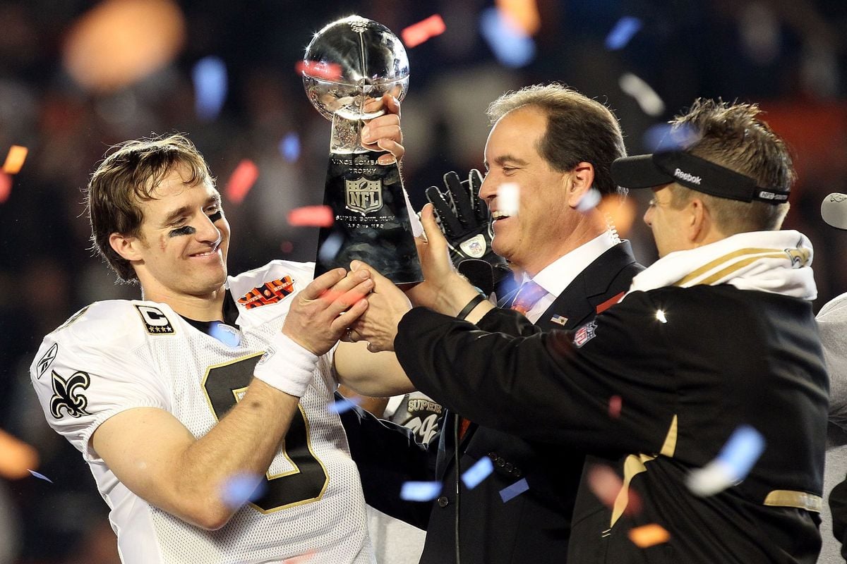 Drew Brees ergue trofeu Vince Lombardi no Super Bowl XLIV