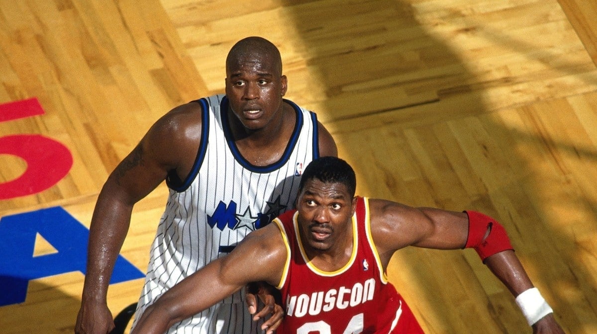 Shaquille O'Neal e Hakeem Olajuwon nas finais da NBA de 1995