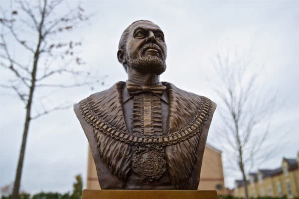 Busto de John Houlding, fundador do Liverpool
