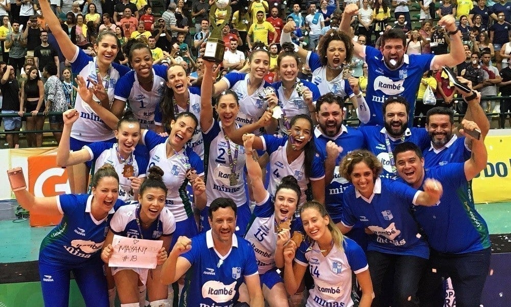 Seleção feminina de vôlei inicia caça ao título inédito do Campeonato  Mundial