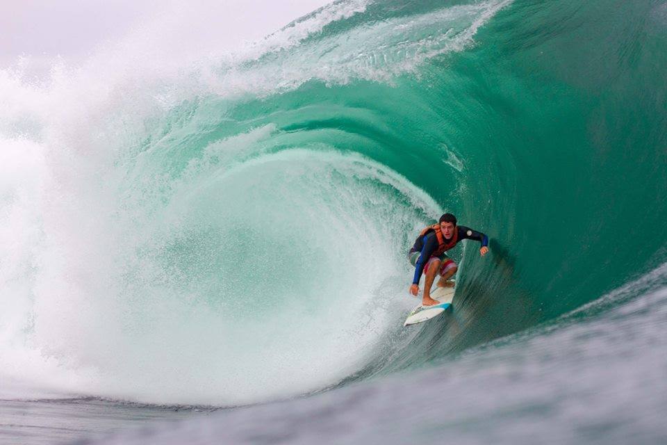 Pedro calado surfista brasileiro de ondas gigantes