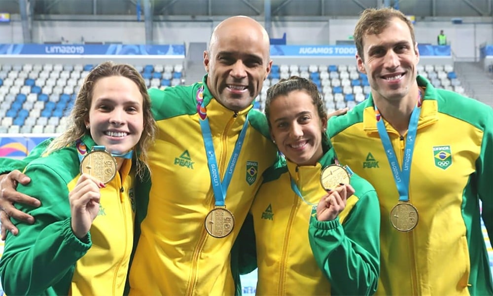 Revezamento 4 x 100 metros medley misto