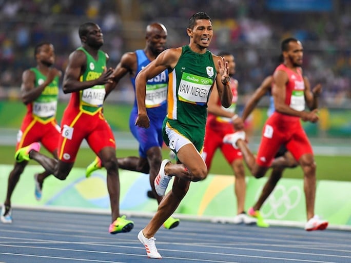 Wayde van Nierkek é recordista mundial dos 400 metros rasos