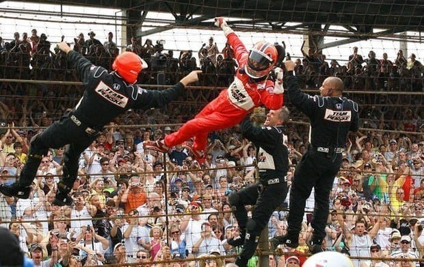 Helio Castroneves celebra vitória como Homem-Aranha