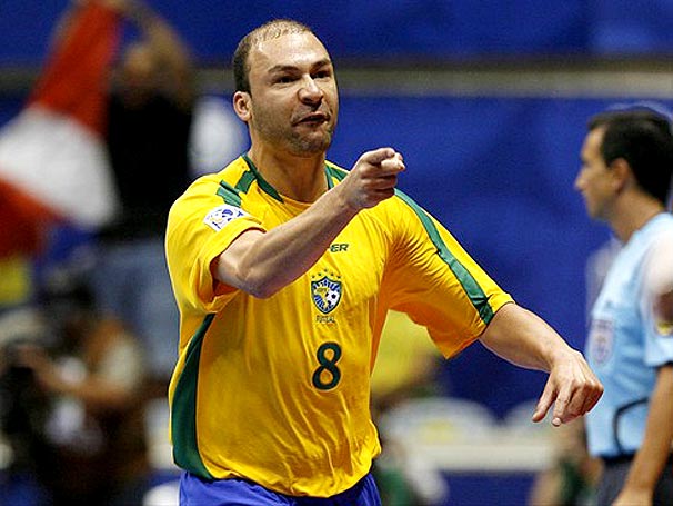 Enquete elege Falcão o maior jogador de futsal da história