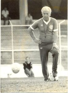 O técnico Ênio de Andrade durante um treino do Coritba nos anos 80