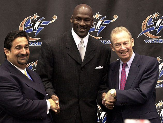Michael Jordan posa com Abe Pollin em sua apresentação como presidente de operações do Washington Wizards.
