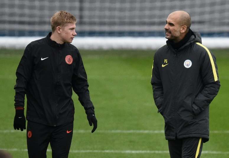 Kevin De Bruyne e Pep Guardiola durante um treino do Manchester City.