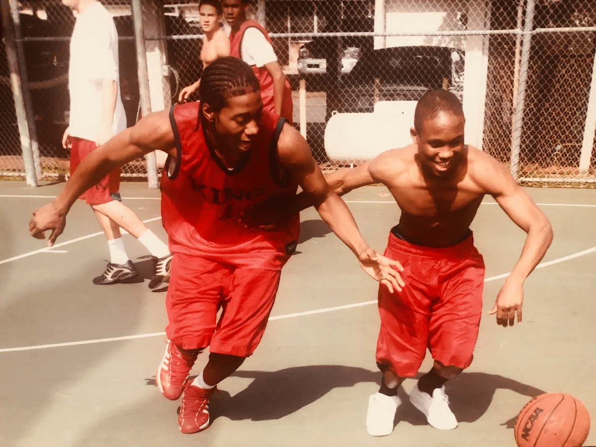 Kawhi batendo uma bola na juventude