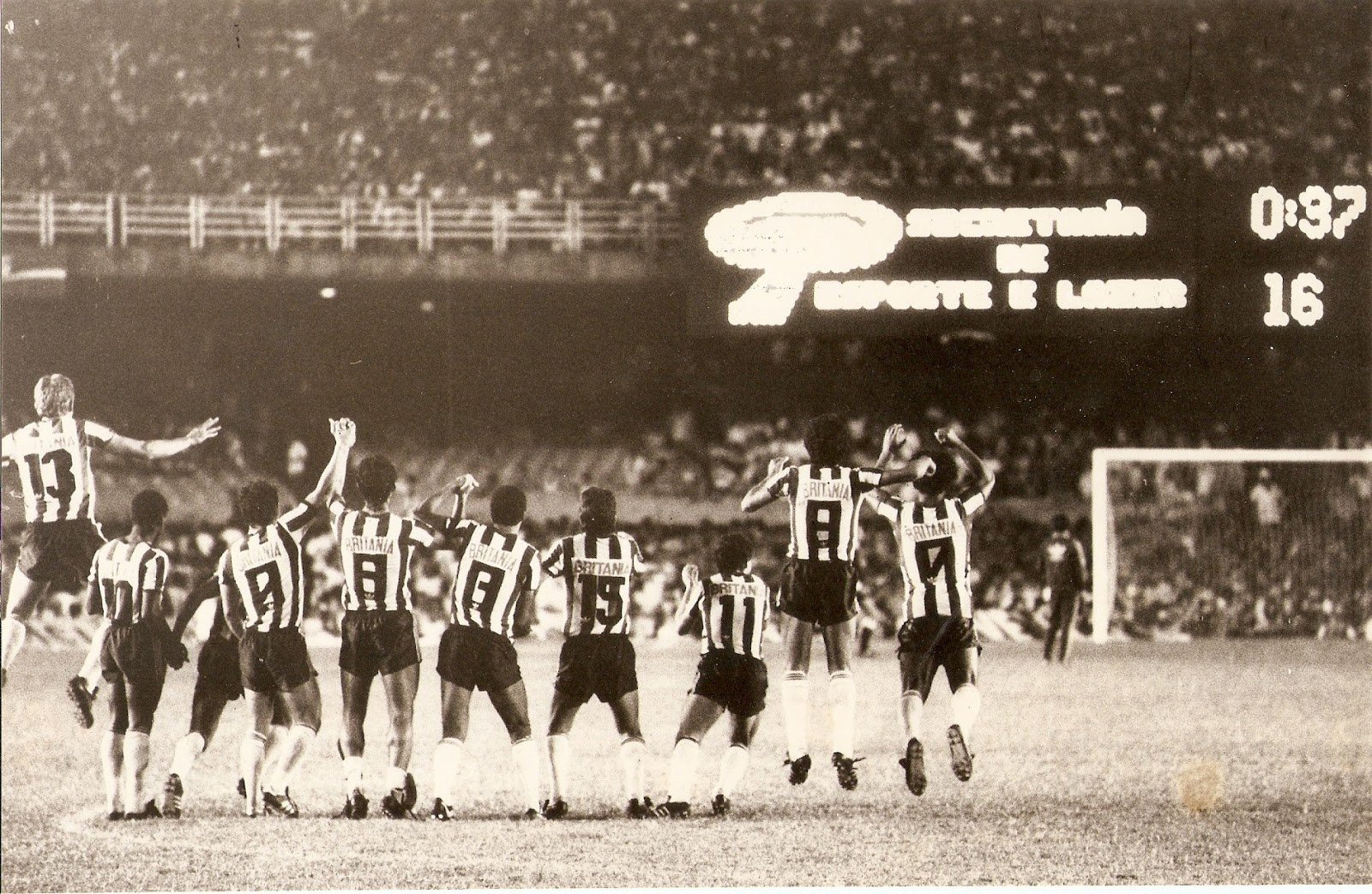Jogadores do Coritiba comemoram o título brasileiro de 1985